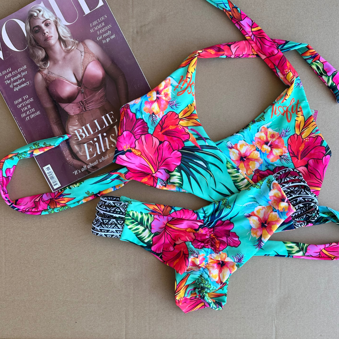 conjunto hibiscus turquesa Top cruzado + culotte upless pabilo
