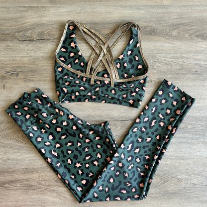 conjunto deportivo  animal green